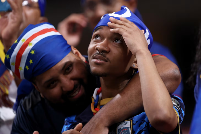 Cổ động viên Cape Verde không giấu nổi sự ngỡ ngàng sau khi đội nhà cầm hòa Tây Ban Nha. Ảnh: Getty