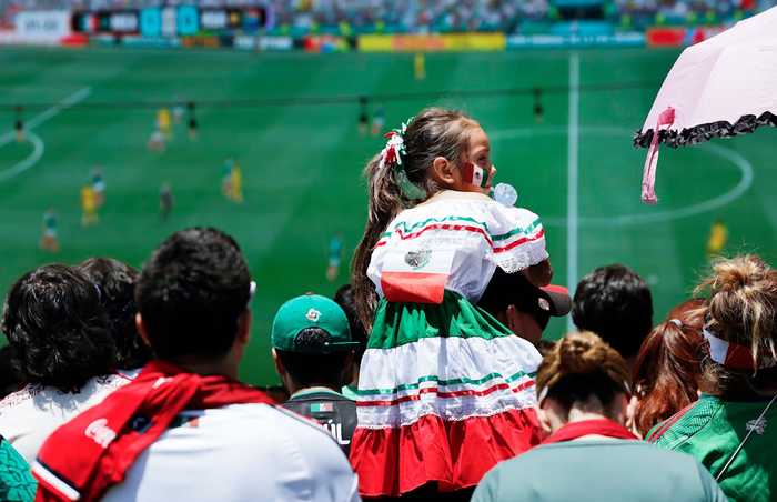 Các cổ động viên Mexico tập trung theo dõi trận đấu giữa đội tuyển nước này và Nam Phi. Ảnh: Getty