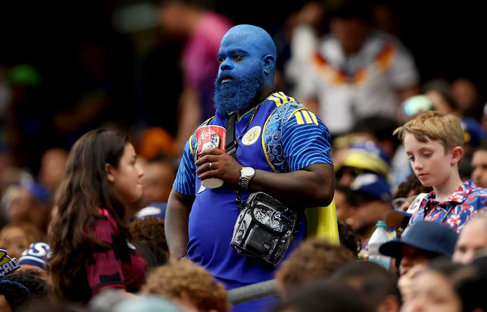 Cổ động viên mang biệt danh "Captain Blue Face" (Đội trưởng Mặt Xanh) của đội tuyển Curacao, một trong những tân binh của World Cup 2026. Ảnh: Getty 