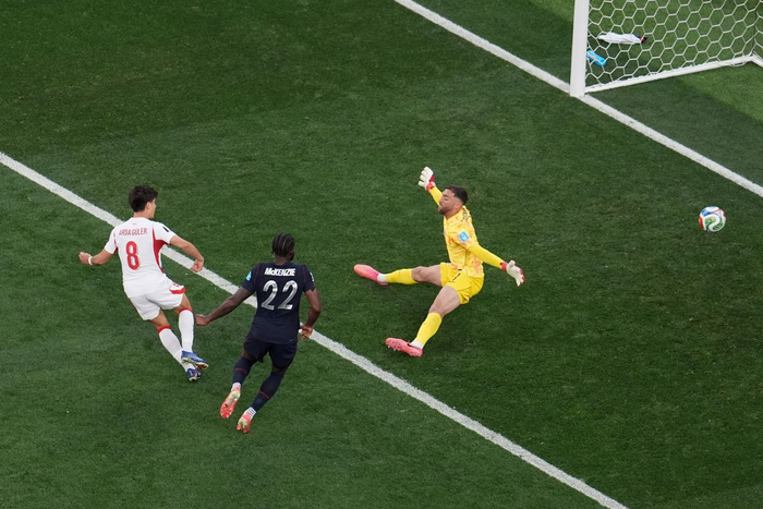 Arda Guler (áo trắng) gỡ hòa 1-1 cho Thổ Nhĩ Kỳ. Ảnh: AP