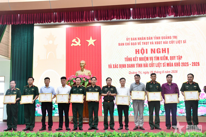 Đại tá Trương Viết Hải trao bằng khen của Chủ tịch UBND tỉnh Quảng Trị tặng các tập thể.