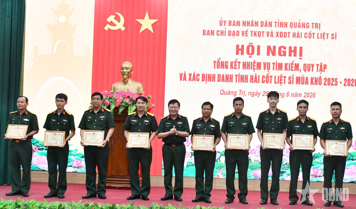 Đại tá Trương Như Ý, Phó chính ủy Bộ CHQS tỉnh Quảng Trị trao giấy khen tặng các cá nhân.