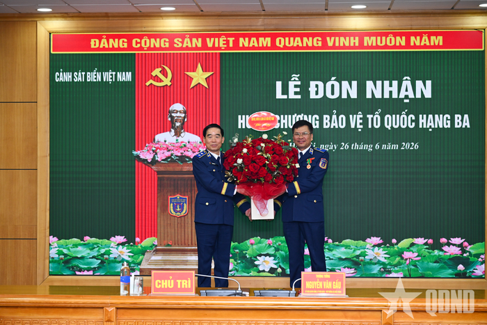 Trung tướng Bùi Quốc Oai, Bí thư Đảng ủy, Chính ủy Cảnh sát biển Việt Nam tặng hoa chúc mừng Thiếu tướng Lê Đình Cường.