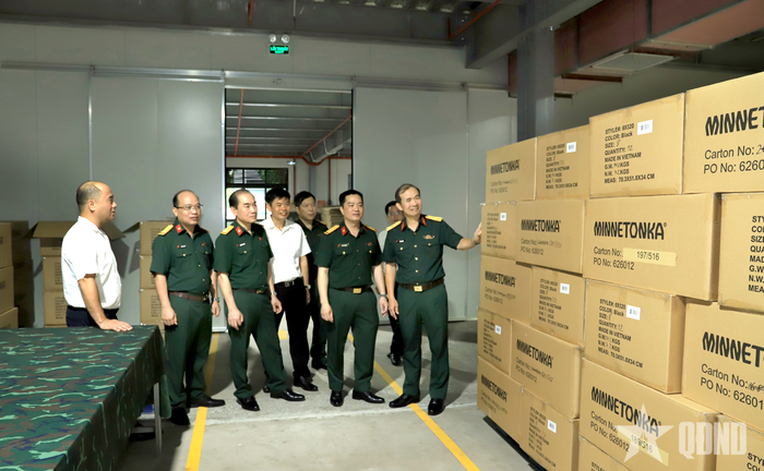 Các đại biểu thăm, nghe giới thiệu về kho hàng xuất khẩu của Công ty Cổ phần 26.