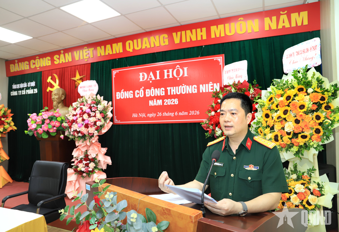 Đại tá Trịnh Xuân Hiếu, Chủ tịch Hội đồng quản trị Công ty Cổ phần 26 trình bày báo cáo của Hội đồng quản trị tại đại hội.