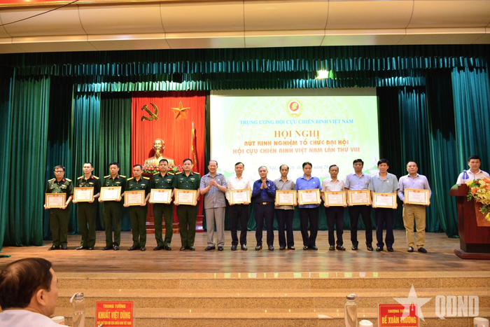  Lãnh đạo Hội Cựu chiến binh Việt Nam trao bằng khen tặng các tập thể, cá nhân tiêu biểu. 