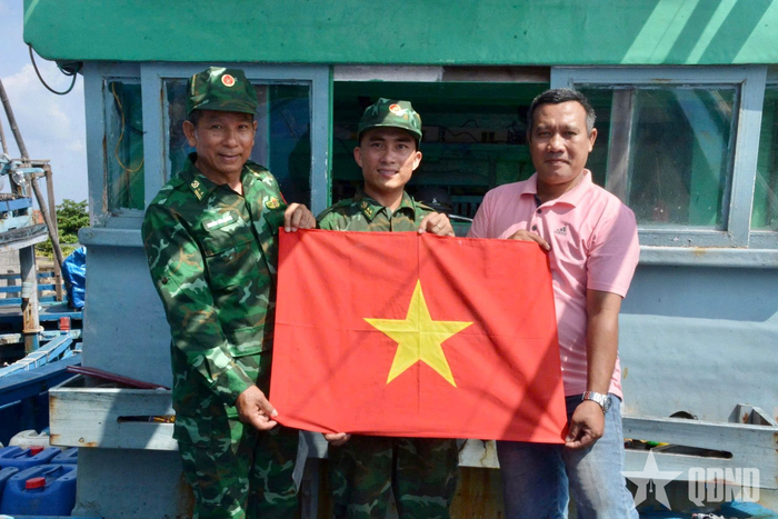  Bộ đội tặng cờ Tổ quốc cho các chủ tàu.
