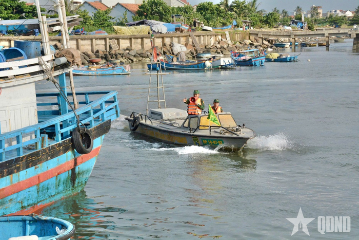  Tổ tuần tra liên tục tuyên truyền, nhắc nhở bà con ngư dân tự giác chấp hành nghiêm các nội quy, quy định.