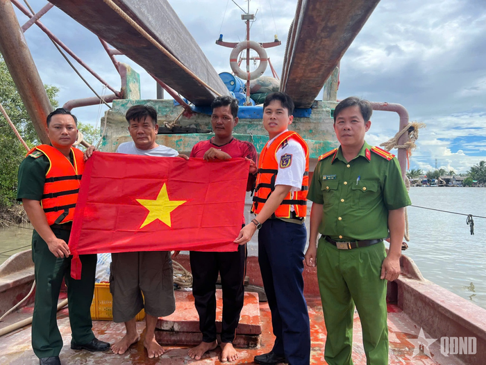 Hải đoàn 42 trao cờ Tổ quốc tặng ngư dân.