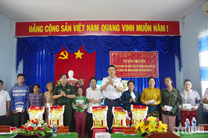 Thượng tá Bạch Huy Bình, Phó hải đoàn trưởng pháp luật Hải đoàn 42 trao quà tặng các gia đình chính sách, hộ ngư dân nghèo trên địa bàn xã Tam Giang.