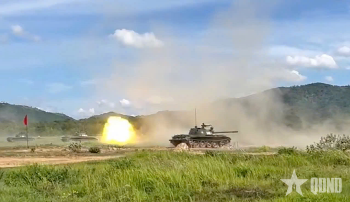 Xe tăng tiêu diệt mục tiêu.