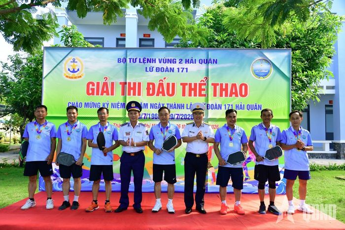 Ban tổ chức trao kỷ niệm chương tặng các vận động viên.