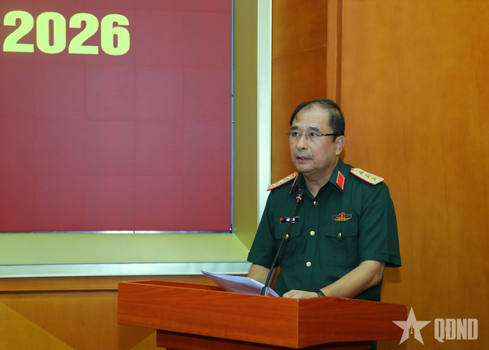 Thượng tướng Phùng Sĩ Tấn định hướng các nội dung thảo luận tại hội nghị.