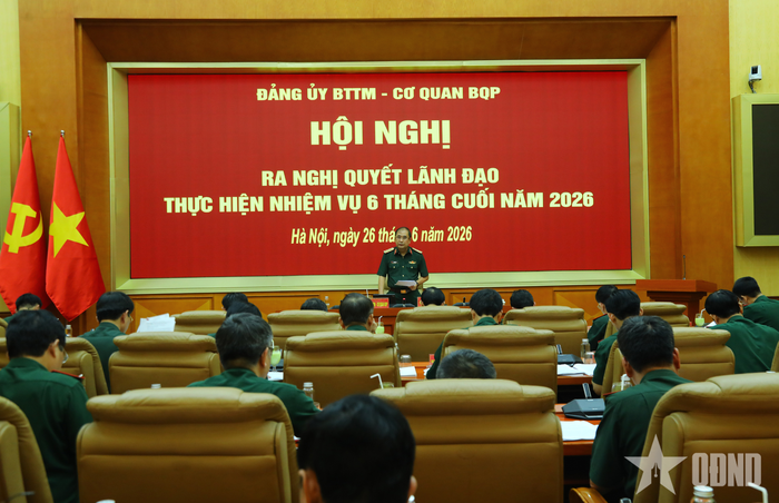 Thượng tướng Phùng Sĩ Tấn điều hành phần thảo luận tại hội nghị.
