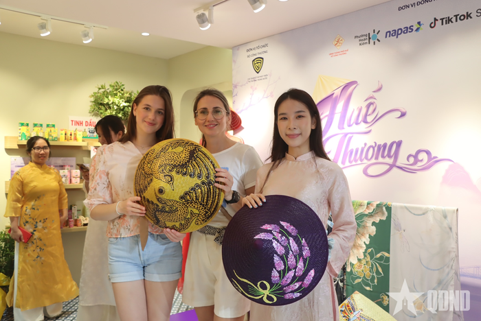Người dân, du khách tham quan, mua sắm tại không gian "Huế thương".