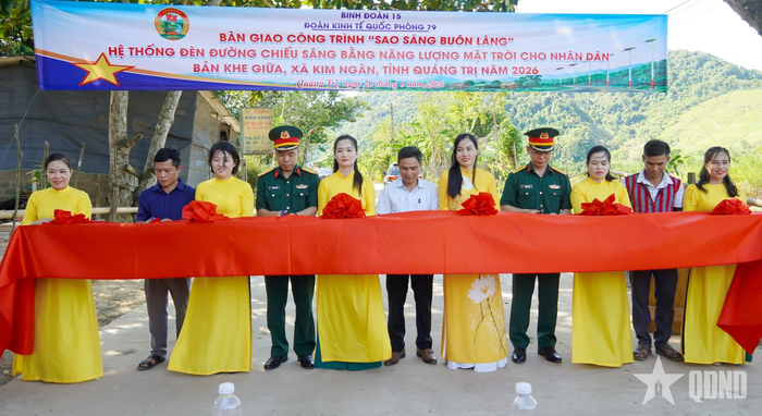 Đoàn KT-QP 79 khánh thành công trình "Sao sáng buôn làng" tặng nhân dân bản Khe Giữa.