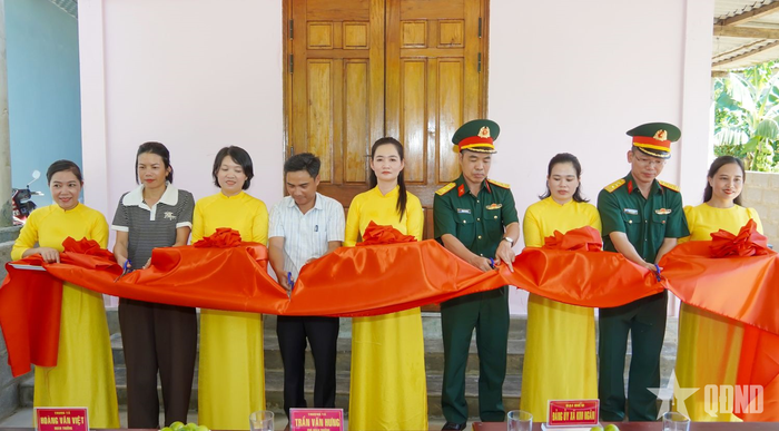 Đoàn KT-QP 79 cùng đại diện cấp ủy, chính quyền địa phương cắt băng khánh thành "Nhà đồng đội" tặng đồng chí Nguyễn Thị Nhàn.