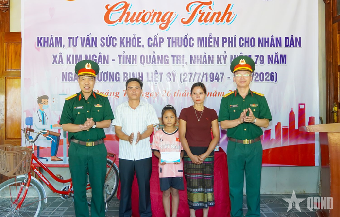  Lãnh đạo Đoàn KT-QP 79 trao kinh phí, hiện vật tặng cháu Hồ Thị Phương Thảo.