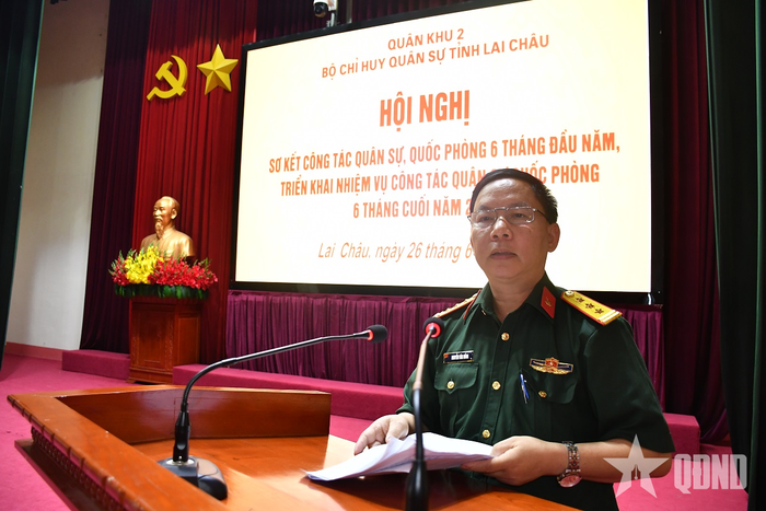 Thượng tá Nguyễn Văn Hồng, Chủ nhiệm Hậu cần - Kỹ thuật, Bộ CHQS tỉnh phát biểu tại hội nghị.