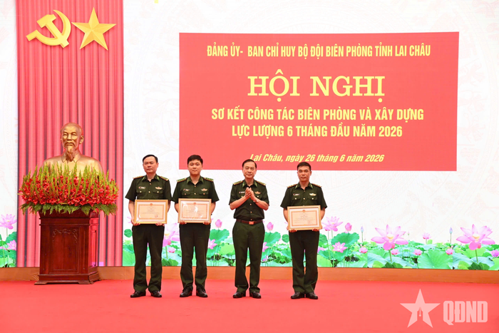  Lãnh đạo Ban chỉ huy Bộ đội Biên phòng tỉnh Lai Châu trao thưởng cho tập thể, cá nhân có thành tích tiêu biểu trong thực hiện công tác biên phòng.