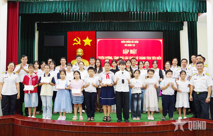  Chỉ huy Hải đoàn 129 trao quà tặng các cháu học sinh. 