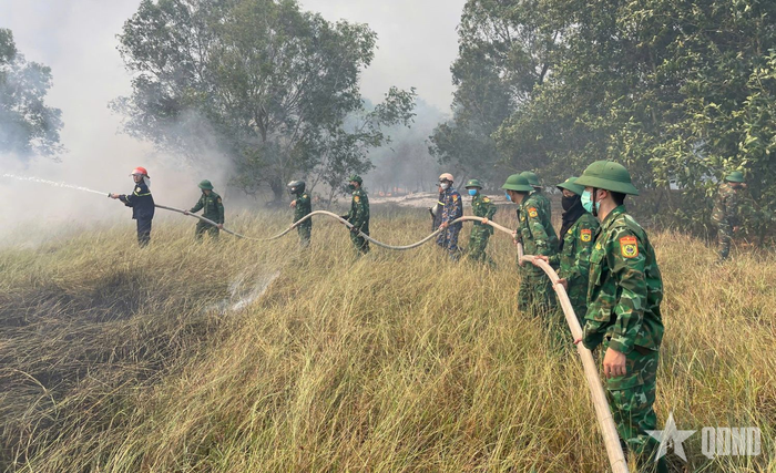  Hàng trăm cán bộ, chiến sĩ các đơn vị LLVT tỉnh Quảng Trị nỗ lực bám hiện trường dập lửa, cứu rừng.