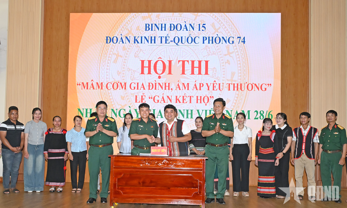 Các cặp gắn kết hộ ký cam kết. 