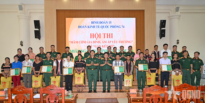 Lãnh đạo Đoàn Kinh tế - Quốc phòng 74 trao giấy chứng nhận, sổ nhật ký và quà tặng các cặp gắn kết hộ.