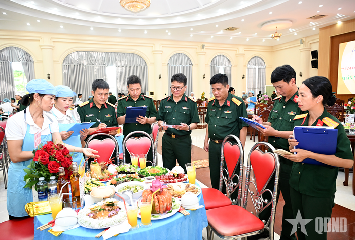 Ban giám khảo hội thi chấm điểm.