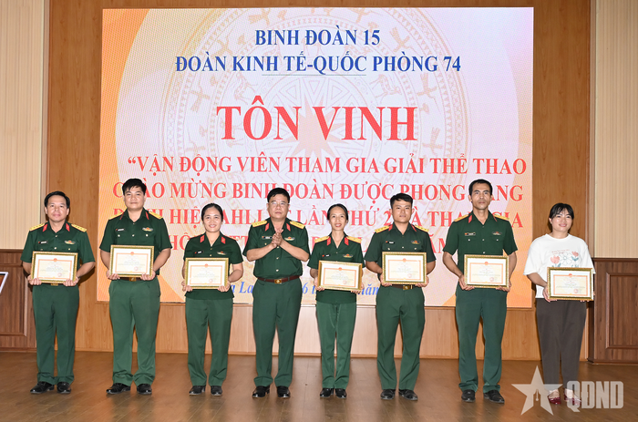  Đại tá Hà Văn Nam, Bí thư Đảng ủy, Phó đoàn trưởng Đoàn Kinh tế - Quốc phòng 74 trao giấy khen tặng các vận động viên tham gia các giải thể thao.
