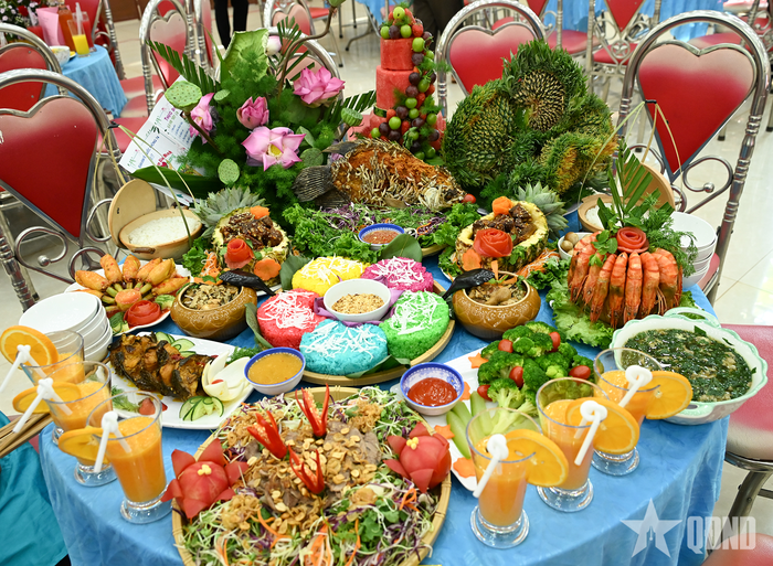 Các đội mang đến hội thi những mâm cơm với các món ăn hấp dẫn, đẹp mắt.