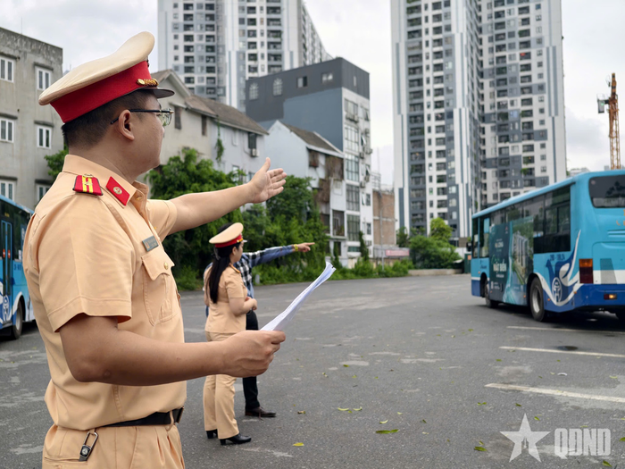  Cũng trong sáng 26-6, Xí nghiệp xe buýt Hà Nội tổ chức kiểm tra tay lái định kỳ đối với đội ngũ lái xe. 
