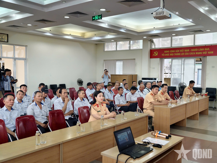  Các đại biểu và đội ngũ lái xe buýt dự hội nghị. 