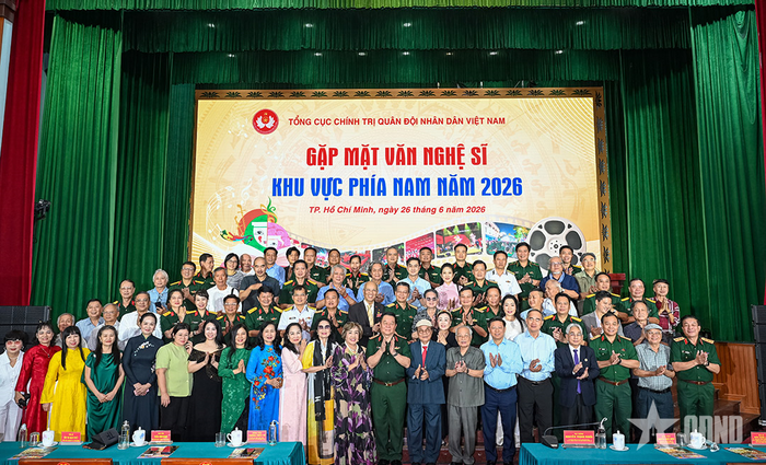 Đại tướng Nguyễn Trọng Nghĩa chụp ảnh lưu niệm cùng các nghệ sĩ. 
