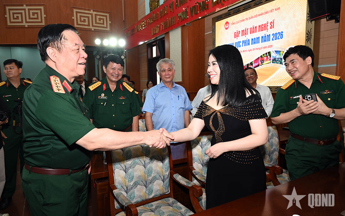Đại tướng Nguyễn Trọng Nghĩa gặp mặt các nghệ sĩ. 
