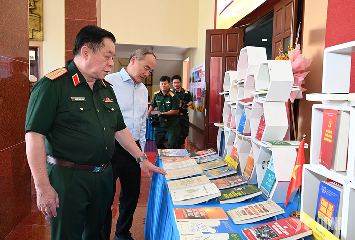 Đại tướng Nguyễn Trọng Nghĩa tham quan gian trưng bày sách tại buổi gặp mặt. 