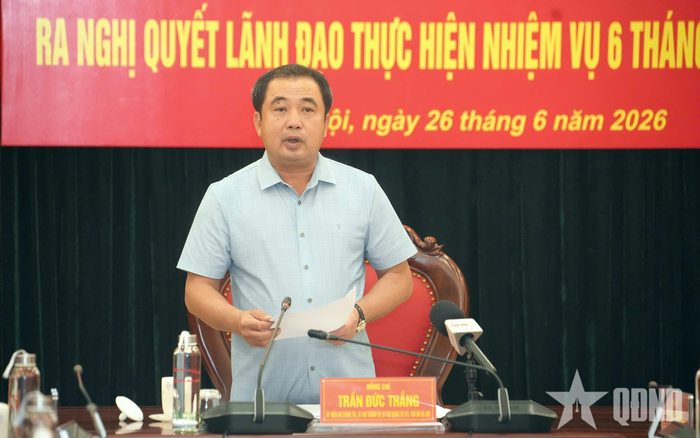 Đồng chí Trần Đức Thắng, Ủy viên Bộ Chính trị, Bí thư Thành ủy, Bí thư Đảng ủy BTL Thủ đô Hà Nội phát biểu. 