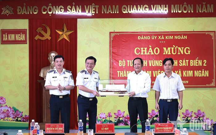  Đoàn công tác BTL Vùng Cảnh sát biển 2 trao tặng mô hình tàu Cảnh sát biển làm quà lưu niệm cho lãnh đạo Đảng ủy, UBND xã Kim Ngân. 