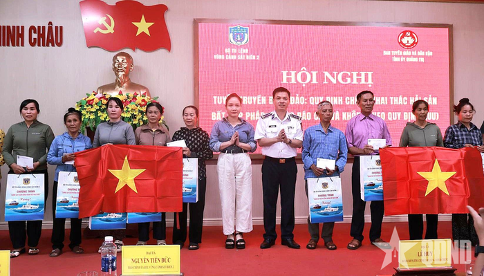  Đại tá Nguyễn Tiến Đức, Phó chính ủy BTL Vùng Cảnh sát biển 2 và đồng chí Trần Thị Anh Đào, Trưởng phòng đoàn thể và các hội, Ban Tuyên giáo và Dân vận Tỉnh ủy trao tặng quà, cờ Tổ quốc cho bà con ngư dân có hoàn cảnh khó khăn tại xã Ninh Châu. 