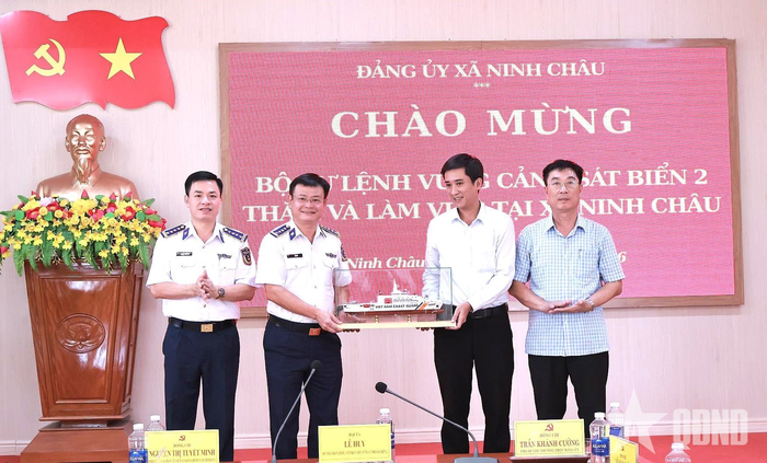  Đoàn công tác BTL Vùng Cảnh sát biển 2 trao tặng mô hình tàu Cảnh sát biển làm quà lưu niệm cho lãnh đạo Đảng ủy, UBND xã Ninh Châu. 