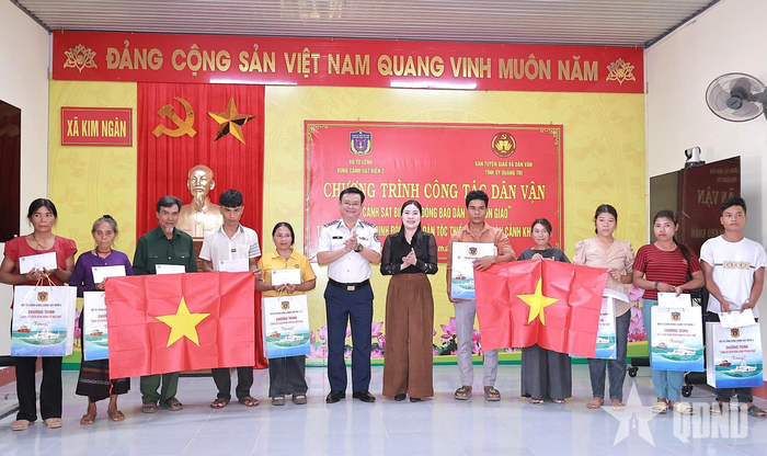  Đại tá Lê Huy, Chính ủy BTL Vùng Cảnh sát biển 2 và đồng chí Nguyễn Thị Tuyết Minh, Phó trưởng ban Tuyên giáo và Dân vận Tỉnh ủy trao tặng quà, cờ Tổ quốc cho các hộ gia đình đồng bào dân tộc thiểu số có hoàn cảnh khó khăn tại xã Kim Ngân. 