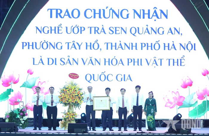 Nghề ướp trà sen Quảng An vinh dự đón nhận Chứng nhận Di sản văn hóa phi vật thể quốc gia. Ảnh: NGỌC TÚ