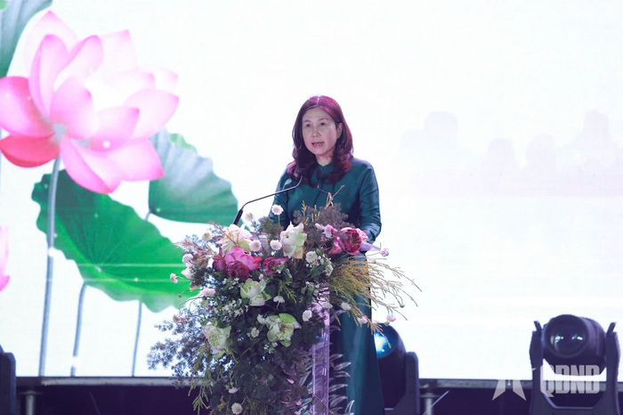 Giám đốc Sở Du lịch TP Hà Nội Đặng Hương Giang phát biểu khai mạc Lễ hội Sen Hà Nội. Ảnh: NGỌC TÚ
