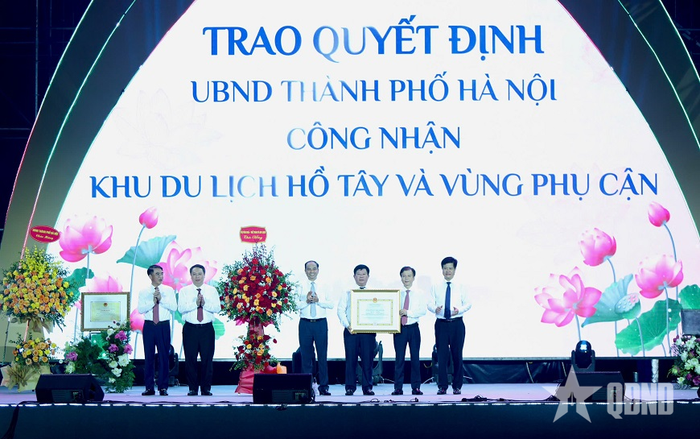 Ban tổ chức trao quyết định của UBND TP Hà Nội công nhận Khu du lịch Hồ Tây và vùng phụ cận. Ảnh: NGỌC TÚ