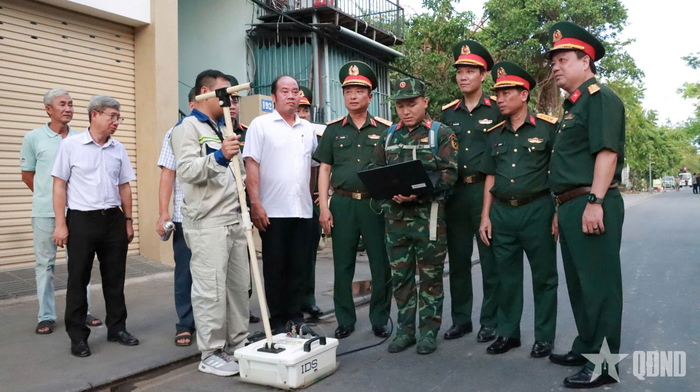  Trung tướng Hà Thọ Bình (thứ 5 từ phải qua) trực tiếp chỉ đạo các lực lượng phối hợp sử dụng radar xuyên đất khảo sát, dò tìm các vị trí mộ tập thể.