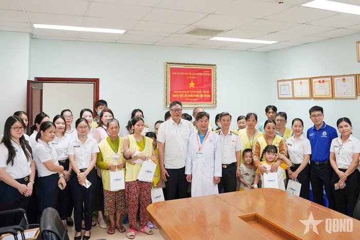  Lãnh đạo Bệnh viện đa khoa Bà Rịa và phụ nữ 2 đơn vị tặng quà cho bệnh nhân có hoàn cảnh khó khăn. 