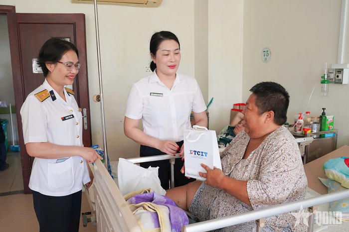 Đại diện phụ nữ Cảng TCIT và Lữ đoàn 167 Hải quân tặng quà bệnh nhân điều trị tại Bệnh viện đa khoa Bà Rịa. 