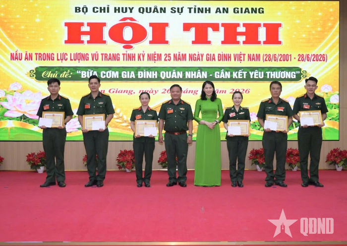  Ban tổ chức trao giải cho các đội đạt thành tích tốt tại hội thi nấu ăn kỷ niệm 25 năm Ngày Gia đình Việt Nam do Bộ CHQS tỉnh An Giang tổ chức. 