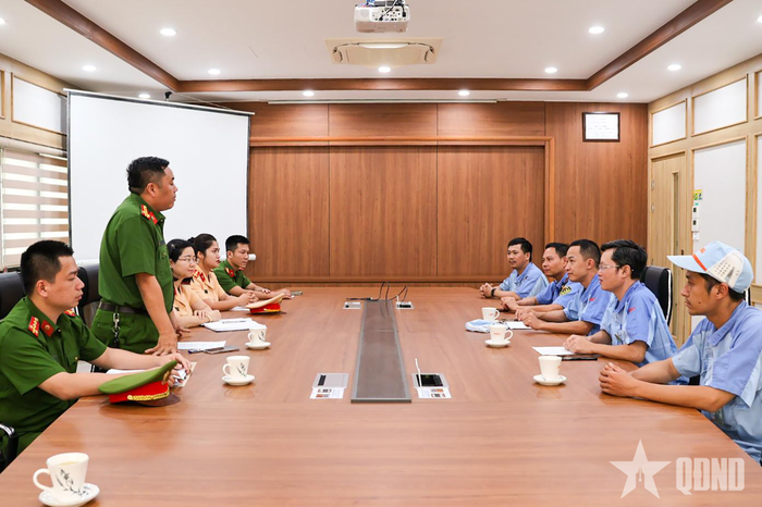  CSGT và Công an xã Gia Lâm làm việc với đại diện Công ty TNHH Điện Stanley Việt Nam. 