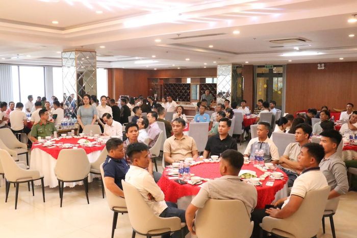 Buổi gặp mặt diễn ra trong không khí phấn khởi, đoàn kết và quyết tâm cao.